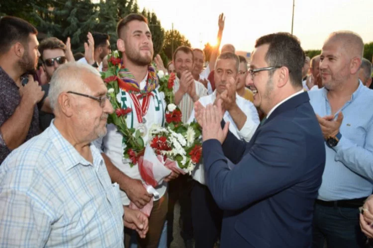 Mustafakemalpaşa'da Kırkpınar'ın fatihine muhteşem karşılama