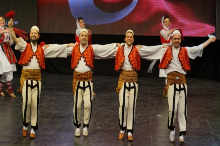 Bursa'da 33. Altın Karagöz Halk Dansları yarışması son sürat devam ediyor