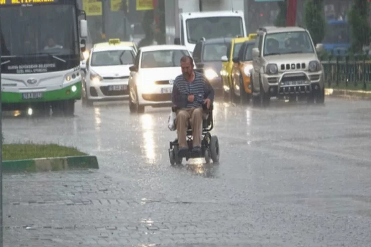 Bursa'da engelli vatandaşın yağmurda zor anları