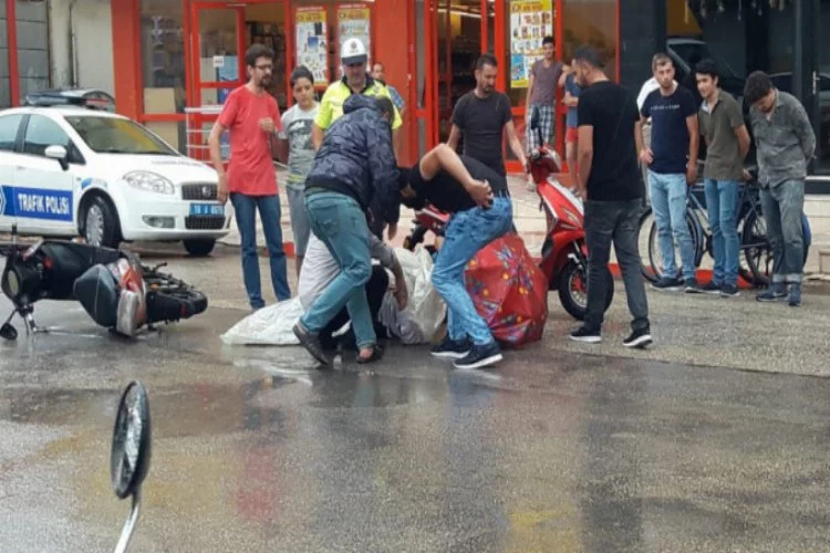 Bursa'da otomobil şarjlı bisikletle çarpıştı! Vatandaşlar yaralı için seferber oldu