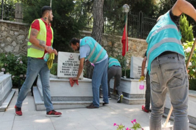 Bursa'da hükümlüler şehitlikleri temizledi