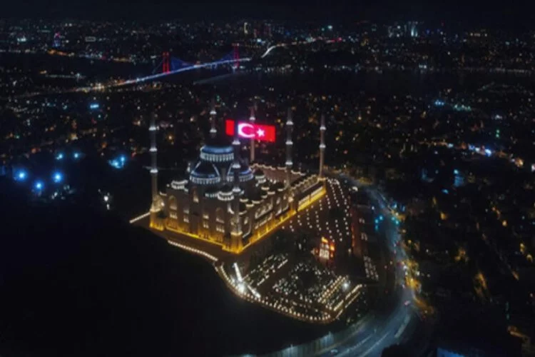 Çamlıca Camii'nde 15 Temmuz'a özel dev LED Türk Bayrağı