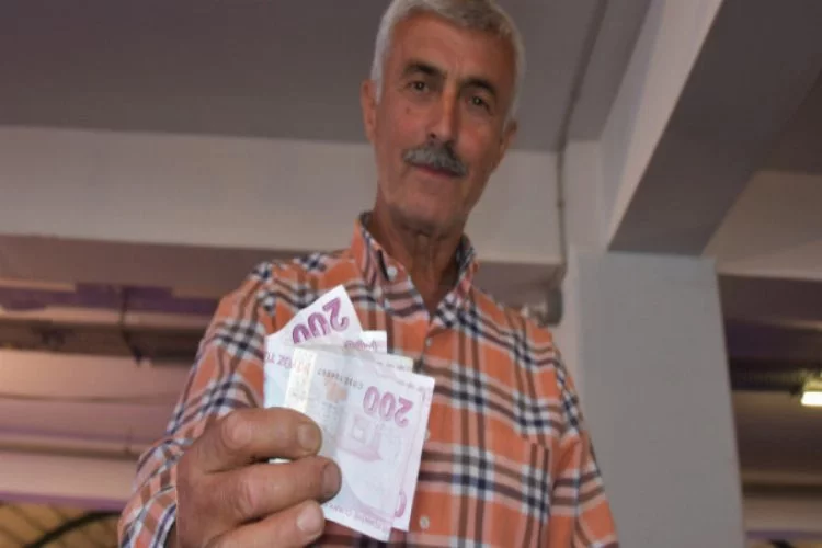 Bursa'da pazarcı tezgahı önünde bulduğu paranın sahibini arıyor