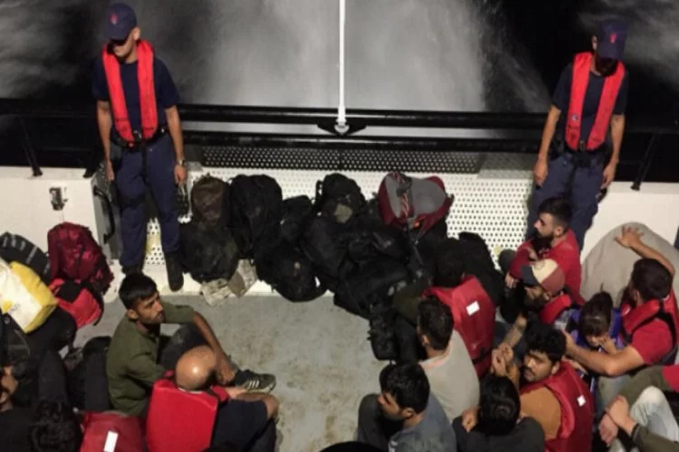 Lastik botta 41 kaçak göçmen yakalandı!