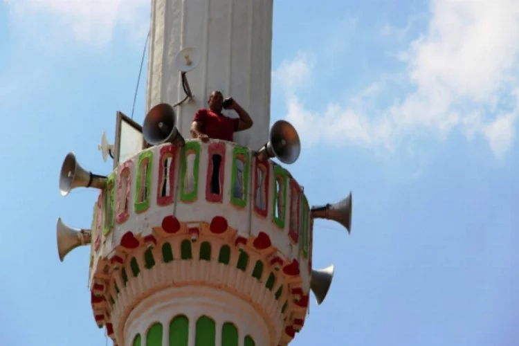 Telefonları çekmeyen vatandaşlar çareyi minareye çıkmakta buldu