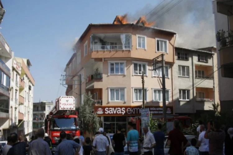 Bursa'da çatı yangını mahalleyi ayağa kaldırdı