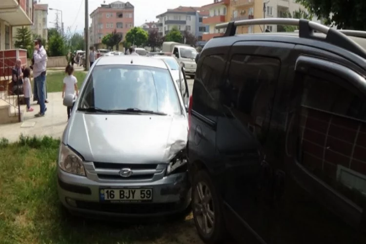 Bursa'da kontrolden çıkan araç park halindeki araçlara çarptı