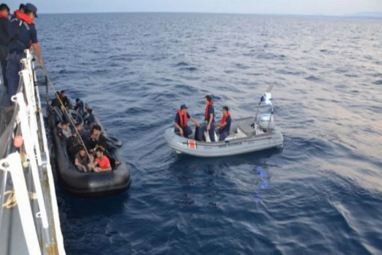 Lastik botta 36 göçmen yakalandı