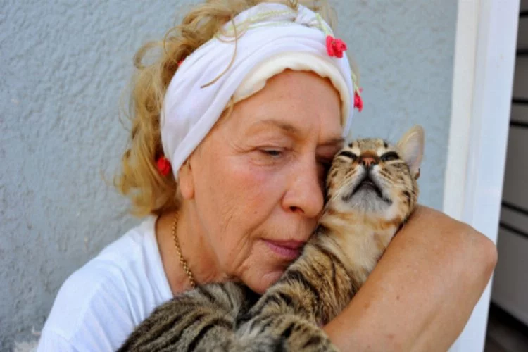 Bursa'da 70 yaşında hayatını kedilere adadı