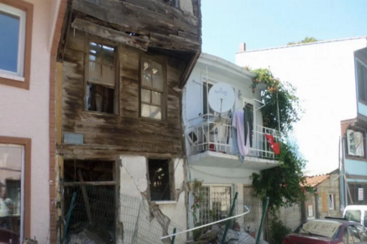 Bursa'da tarihi binanın yıkılma tehlikesi mahalleliyi uyutmuyor!