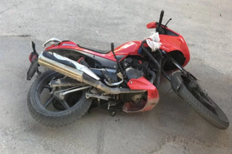 Bursa'da motosiklet otomobille çarpıştı!