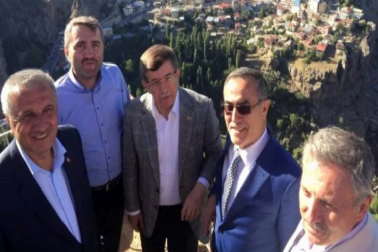 Eski CHP'li vekil Özkes Davutoğlu ile aynı karede görüntülendi