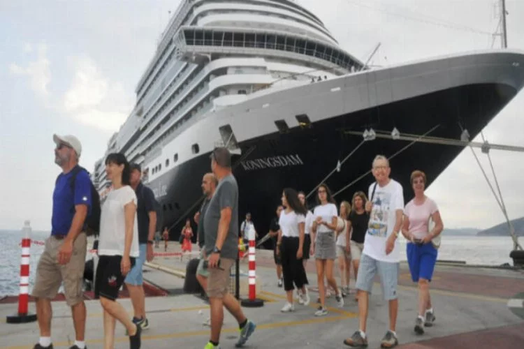 Dev gemi 3 bin 100 turist getirdi
