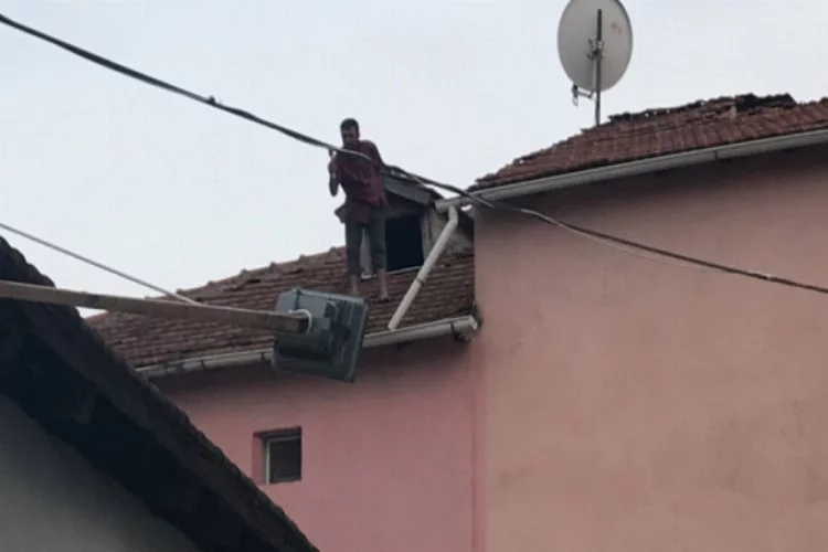 Bursa'da elinde baltayla çatıya çıkan adam 7 metreden...