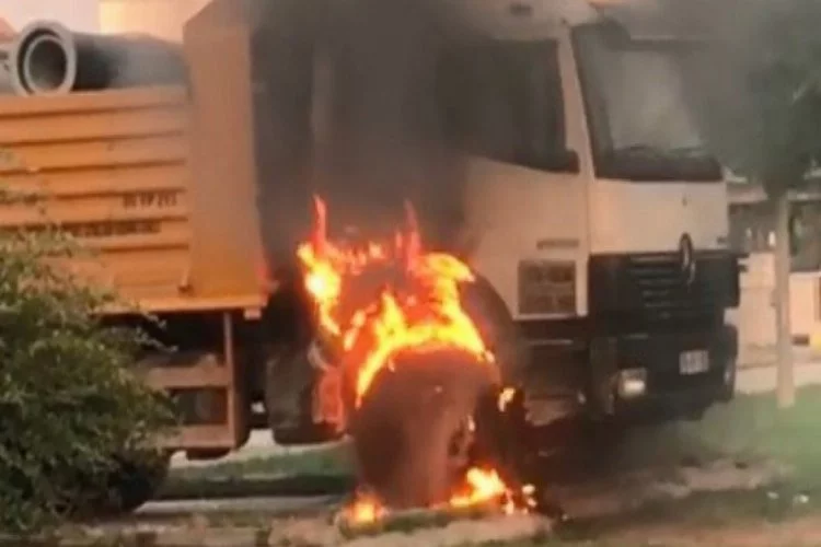 Bursa'da park halindeki kamyon alev alev yandı!