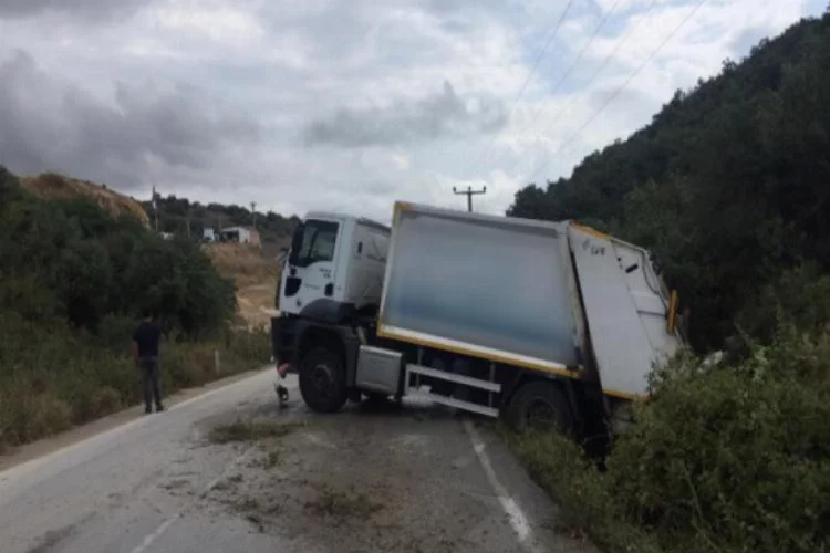 Bursa'da çöp kamyonu tarlaya daldı! 2 kişi...
