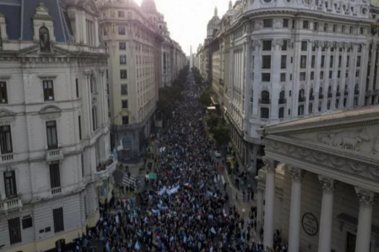 Arjantin'de halk sokağa döküldü