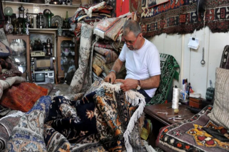 Bursa'da 32 yıldır halı tamiriyle evini geçindiriyor
