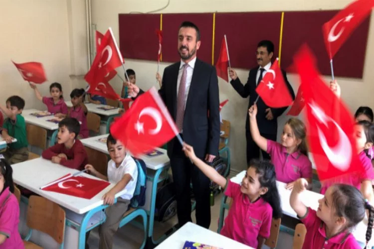 Bursa'da birinci sınıf öğrencilerine bayrak
