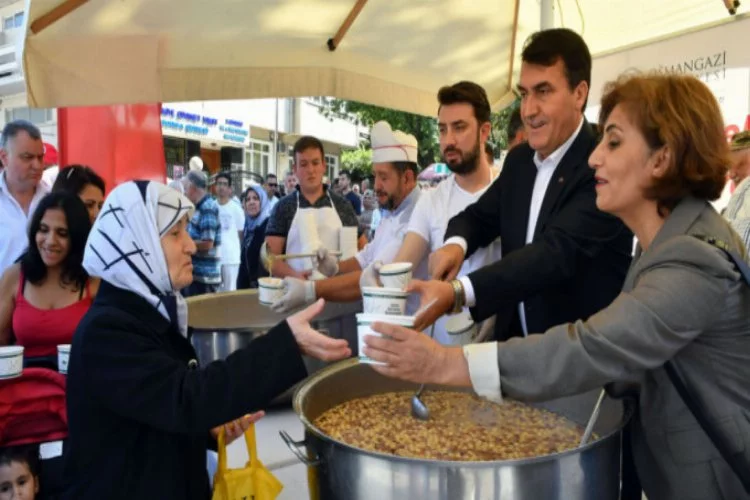 Osmangazi'den vatandaşlara aşure ikramı