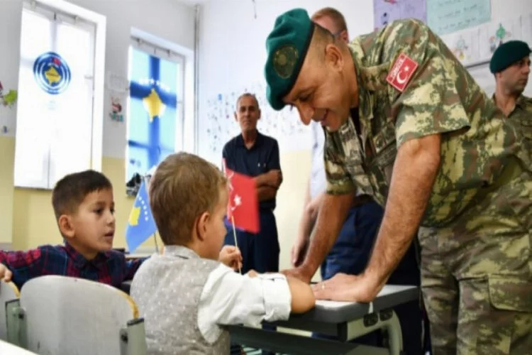 Türk askeri Kosovalı çocukların yüzünü güldürdü...
