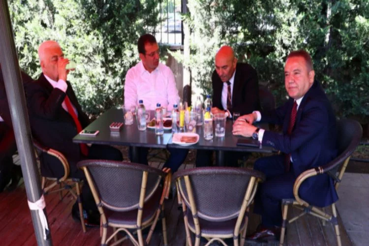 Önemli toplantıdan önce büyükşehir belediye başkanları kahvaltıda buluştu