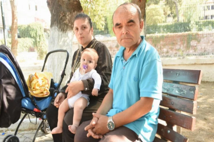 Parkta yaşayan Bursalı ailenin bebeğinin tedavisi için gerekli ayakkabısı çalındı