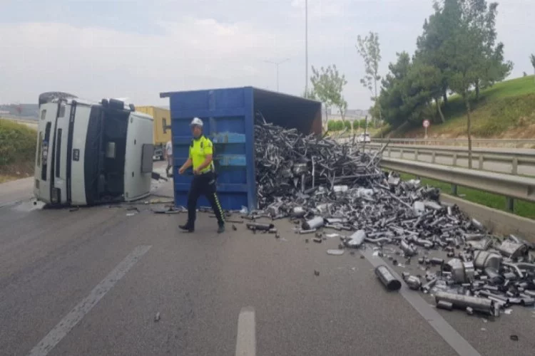 Bursa'da egzoz yüklü kamyon devrildi! Karayolu trafiğe kapandı...