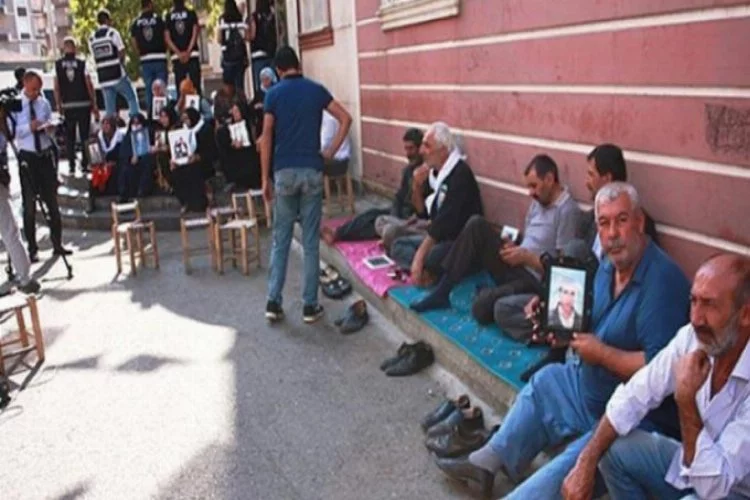 HDP önünde oturma eylemi yapan aileye tehdit! Yakalandı...