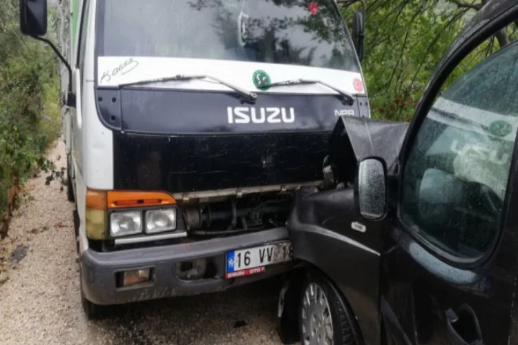 Bursa'da ticari araç saman kamyonu ile çarpıştı! Yaralılar var