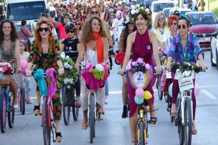 Bursa'da süslü kadınlar pedal çevirdi