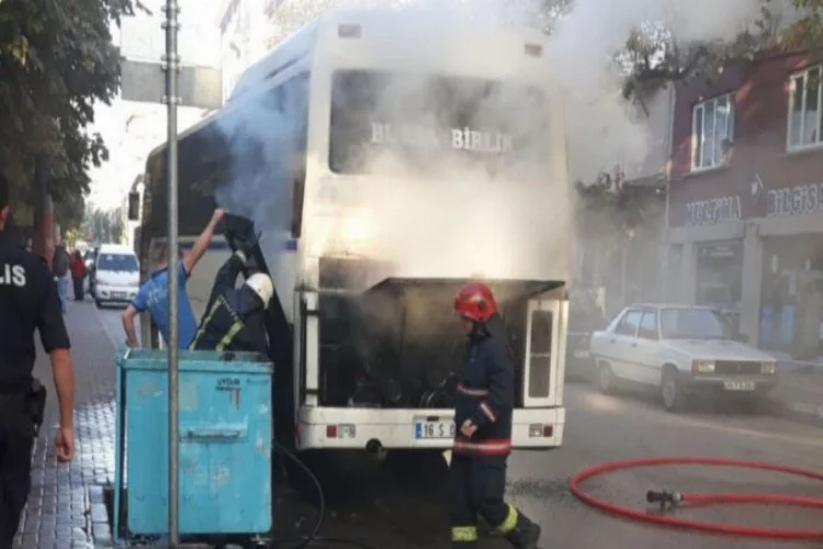 Bursa'da park halindeki otobüs alev aldı!