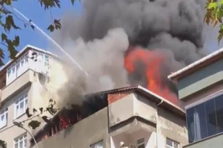 4 katlı binanın çatısı alev alev yandı!