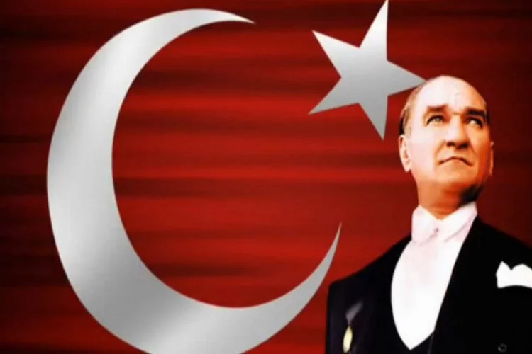 Başkan Sertarslan Atatürk posterli bayrakta yer alacak yazıyı Gemliklilere sordu