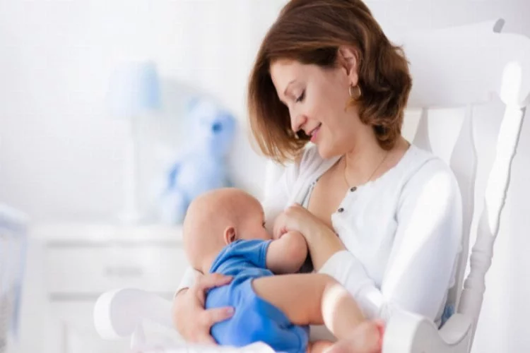Bebeğin ilk aşısı anne sütü