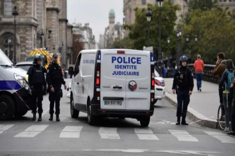 Paris'te bıçaklı saldırı: Ölüler var