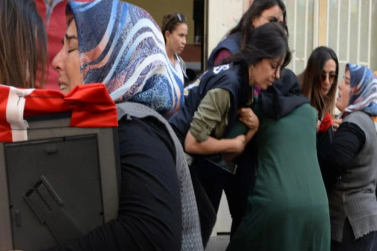 Diyarbakır'daki hareketli anlar! İki anne HDP binasına girmek istedi...