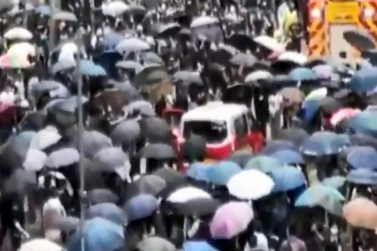 Hong Kong'da taksi eylemcilerin arasına daldı