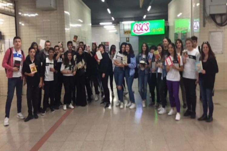 Bursa'da öğrencilerden metroda anlamlı mesaj