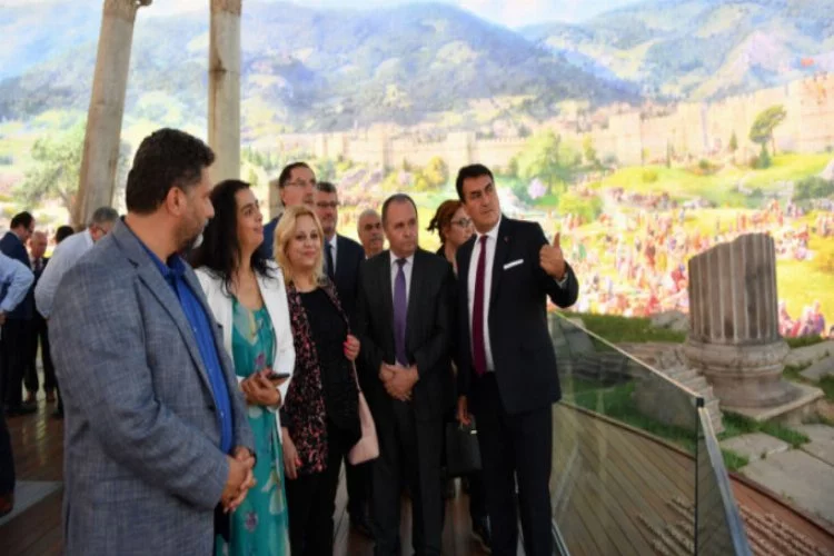 Kamu Başdenetçisi Şeref Malkoç Fetih Müzesi'ni gezdi