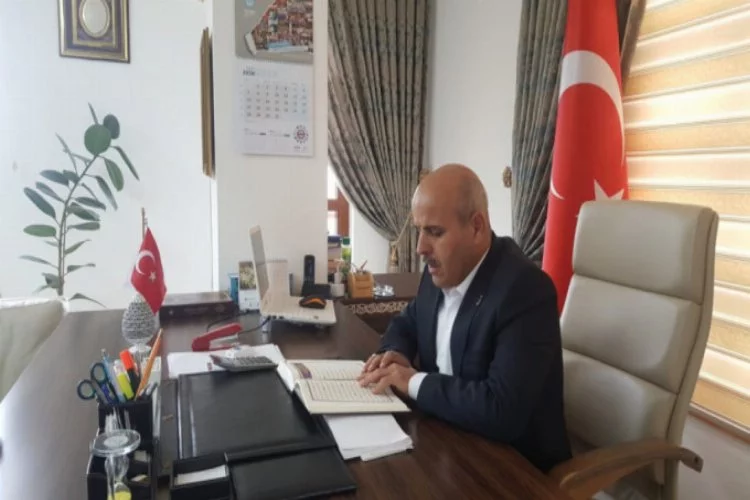 Bursa'da belediye başkanı makamında Mehmetçik için fetih suresi okudu