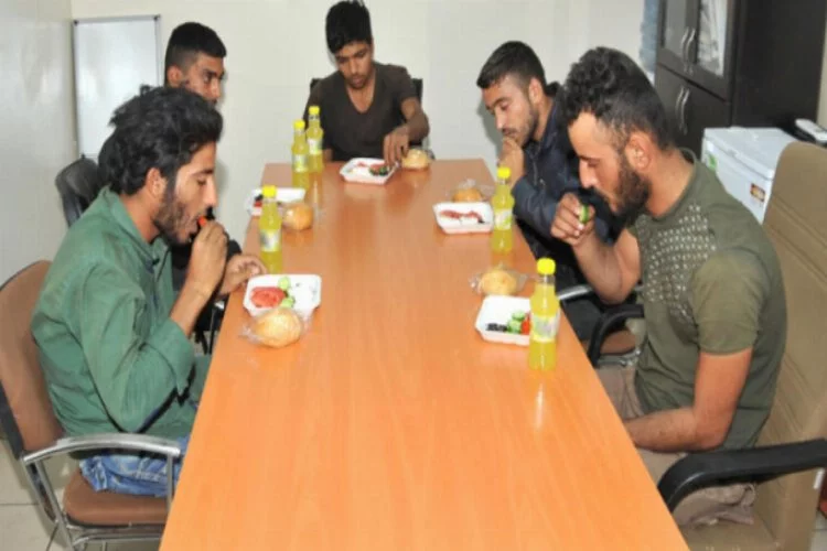 Mehmetçik'ten teslim olan 24 teröriste yemek