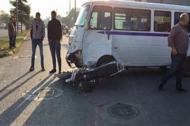 Bursa'da servis minibüsü ile motosiklet çarpıştı!