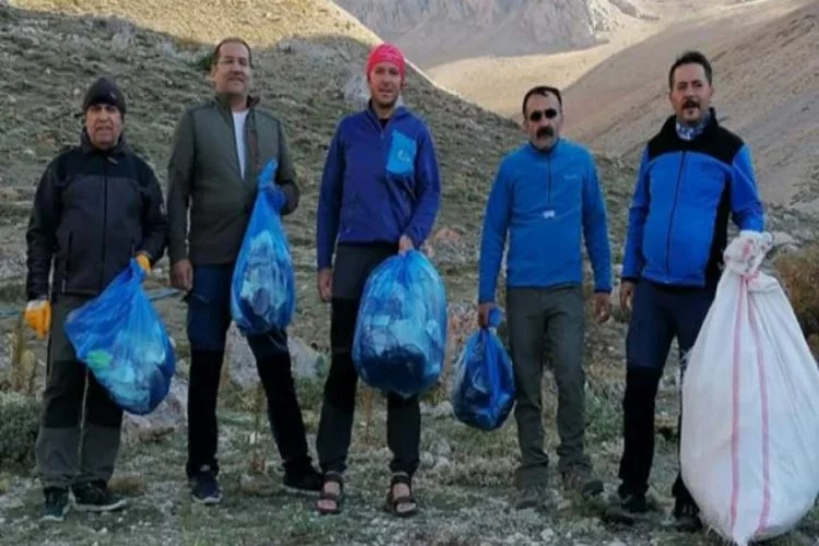 Bursalı dağcılar Uludağ'da çevre temizliği yaptı