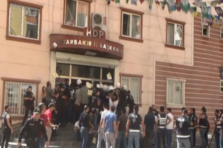 HDP'lilerden polise sıcak su ve cam bardaklı saldırı!