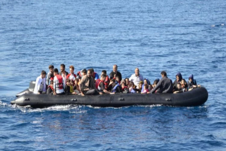 Lastik bot içinde 55 kaçak göçmen yakalandı