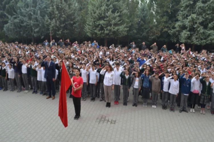 Bursa'da bin 380 öğrenci aynı anda asker selamı verdi!