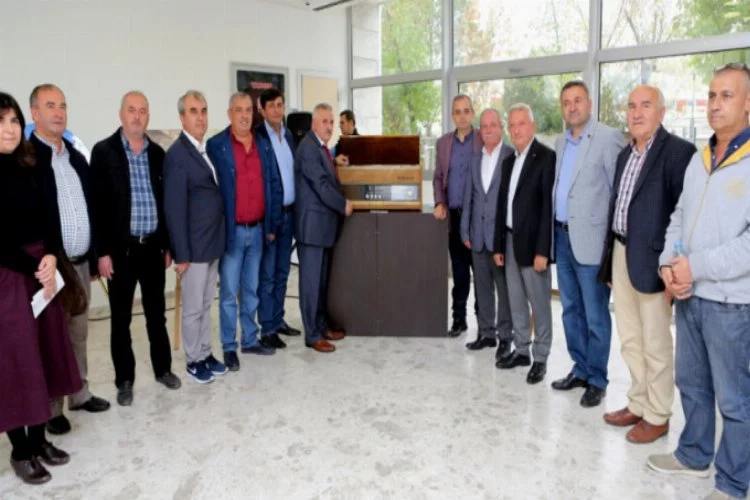 Bursa'da koleksiyon ürünü eski radyolardan oluşan sergi açıldı