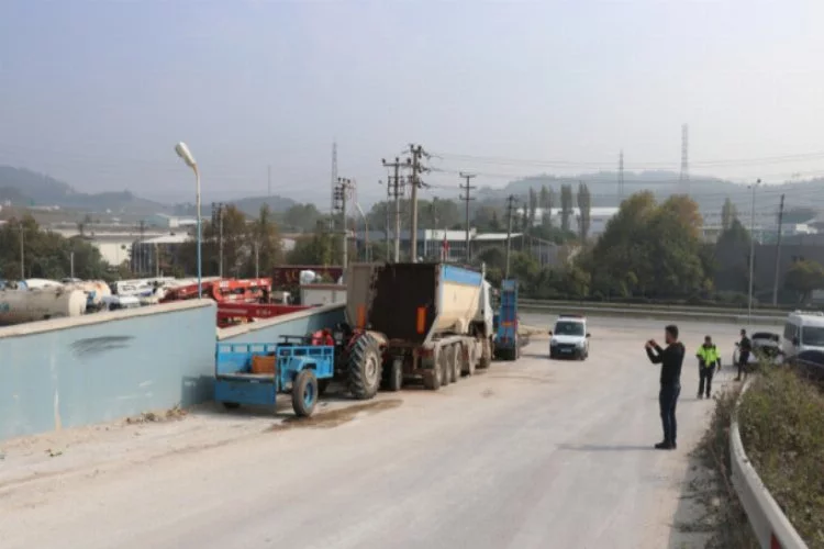 Bursa'da traktör kamyona çarptı! Can verdi...