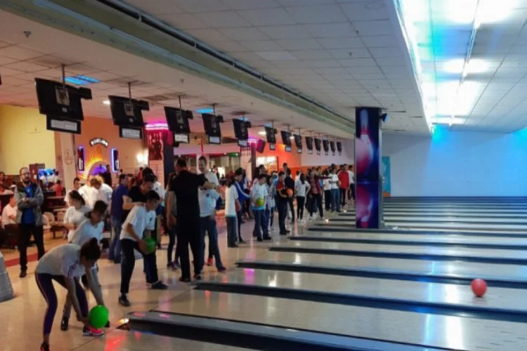 Bursa'da özel çocuklar bowlingde buluştu